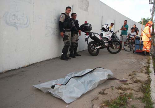 Motorista atropela dois ciclistas e foge; uma das vítimas morreu