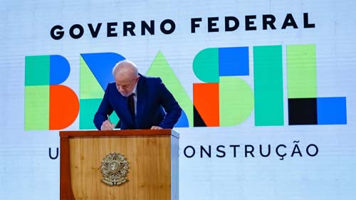 Lula assina decreto que antecipa 13º salário para aposentados e pensionistas do INSS