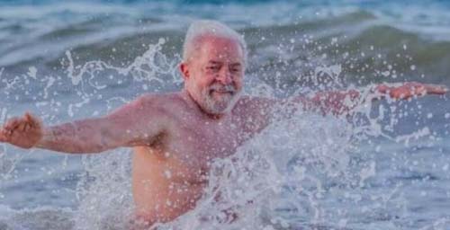 Policiais fecham parte de praia para Lula tomar banho com namorada
