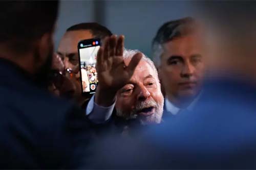 Dólar dispara, e Bolsa cai após fala de Lula; 