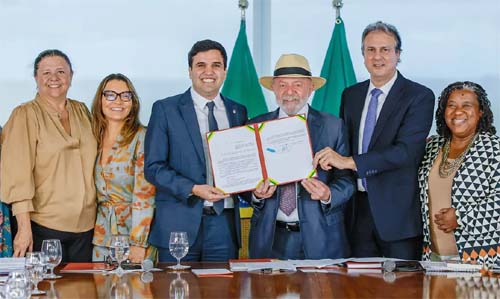 Lula sanciona lei que restringe o uso de celulares em escolas