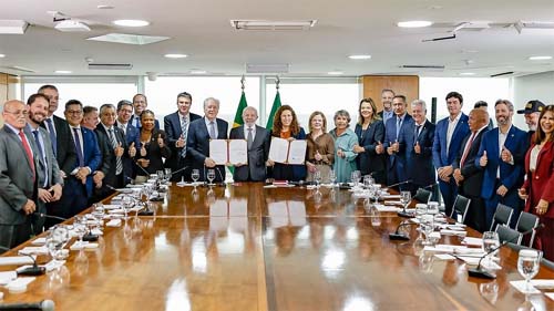 Governo Federal propõe reestruturação de carreiras e criação de milhares de cargos públicos