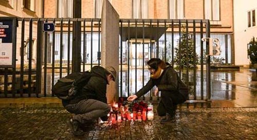 Polícia da República Tcheca corrige para 14 o número de mortos em atentado em faculdade