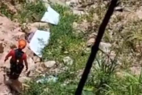 Mulher é salva pelos bombeiros após queda em área de difícil acesso em Maceió