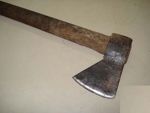 Idoso tentar matar família com machado