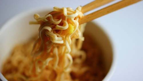 4 motivos para você evitar comer macarrão instantâneo