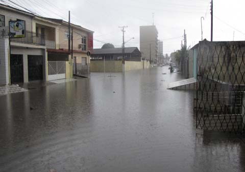 Tempestade de verão gera estrago e assusta maceioense