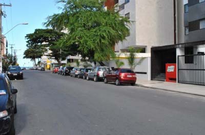 Dupla invade lan house, faz arrastão e tranca clientes no banheiro