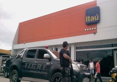 Bandidos rendem funcionários e roubam R$ 60 mil do Itaú em Maceió