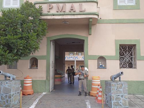 Ladrões roubam carro do estacionamento da Polícia Militar