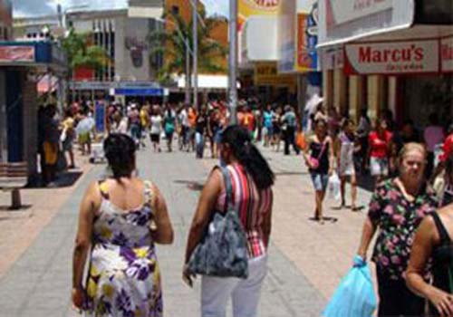 Lojas e supermercados fazem horário especial no feriadão