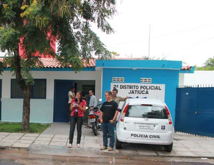 Delegacias têm dois policiais por plantão