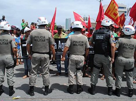 Autoridades são retiradas às pressas e desfile cívico é encerrado