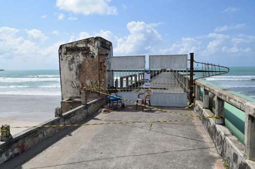 Após morte de adolescente, emissário amanhece com portões e faixas de isolamento