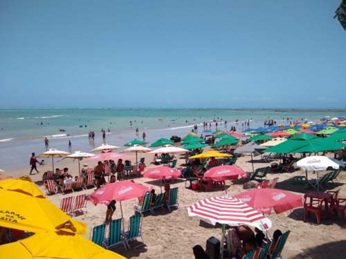 Maceioense aproveita o feriado para relaxar e lota praias urbanas