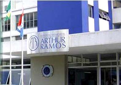 Três homens invadem e assaltam clientes e visitantes do Hospital Arthur Ramos