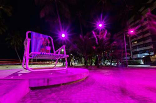 Maceió ganha iluminação especial na cor rosa para alerta contra o câncer de mama