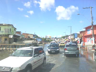 Casal vai a motel de táxi, assalta e depois sai a pé pela orla lagunar