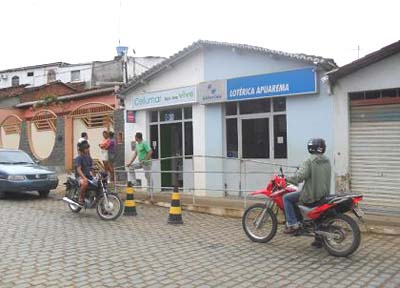 Assaltantes invadem casa lotérica e levam R$ 10 mil dos caixas
