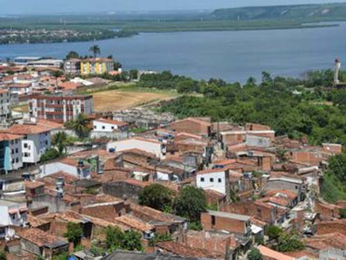 Corpo de homem é encontrado com pés e mãos amarrados e com tiro na cabeça em Maceió