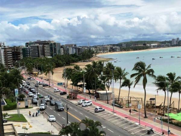 Manifestantes fazem carreata na orla de Maceió pedindo abertura do comércio