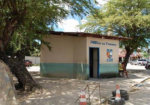 Policial é atingido por tiros em frente a PM Box da Feirinha