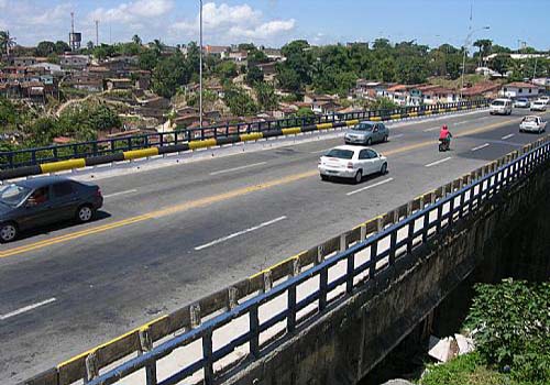 Mulher pula da ponte do Vale do Reginaldo