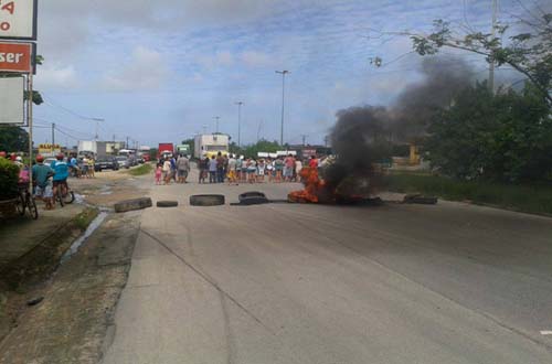 Protestos interditam vias e param Maceió neste sábado