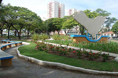 Após roubar carro, bando faz reféns e assalta lanchonete no Farol