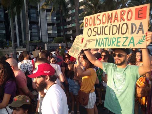 Protesto na orla alerta para queimadas na Amazônia