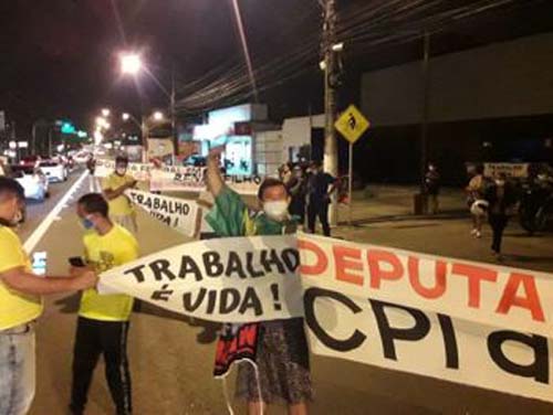 Em protesto, grupo pede reabertura do comércio em Alagoas