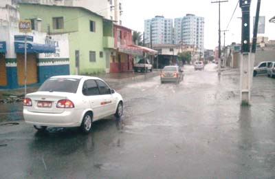 Ruas alagadas e trânsito lento devido as chuvas que atingem Maceió