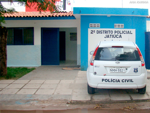 Infiltrados, parede e parte do teto de sala do 2º Distrito desabam