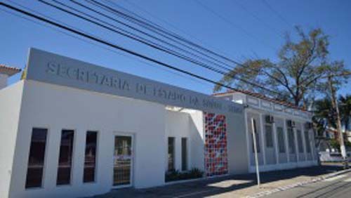 Mulher danifica portão da Sesau e é presa por danificar patrimônio público