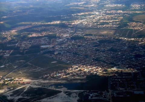 Bandidos invadem escola e trocam tiros  com vigilante