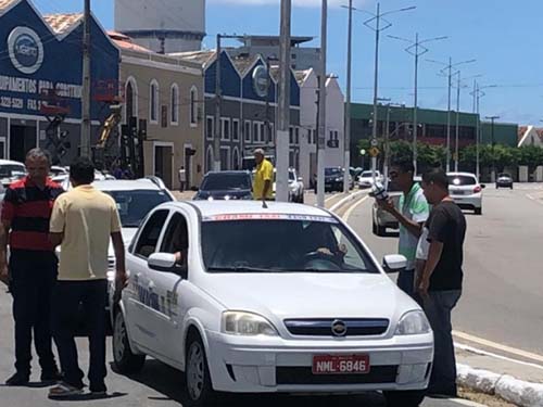 Em protesto, taxistas pedem apoio do MPE para as demandas da categoria