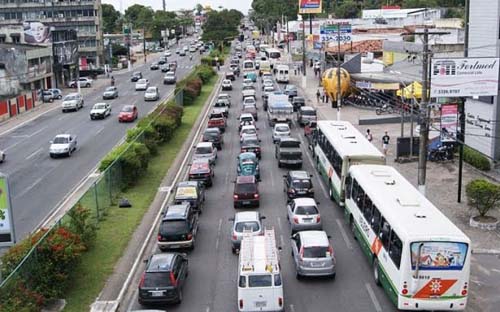 Empresas de ônibus querem proibir novo serviço da Uber