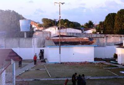 Tentativa de fuga de internos causa tumulto e destruição em Unidade