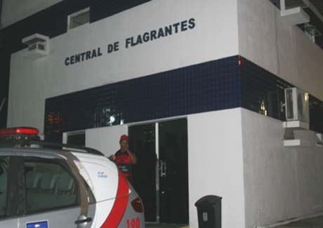 Filho agride mãe com faca peixeira e é detido por vizinhos