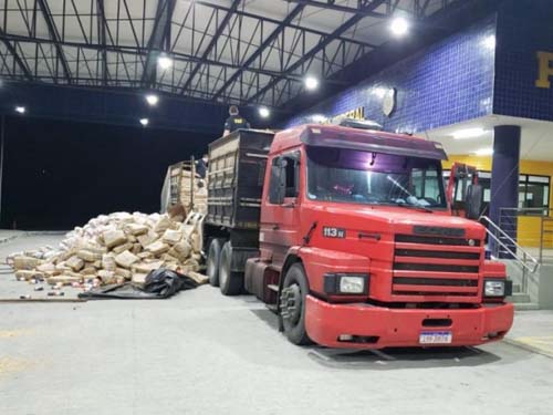 Homem é preso com mais de uma tonelada de maconha escondida em caminhão