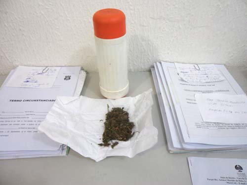 PC de Murici prende homem com maconha escondida no fundo de uma garrafa para ser entregue a traficante preso