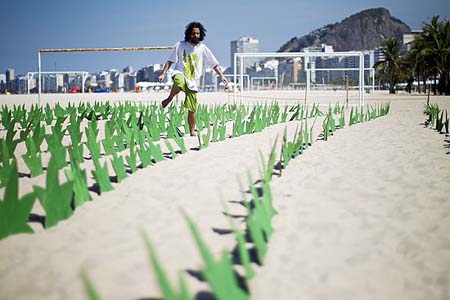 Protesto espalha folhas de maconha (simuladas) em praia do Rio