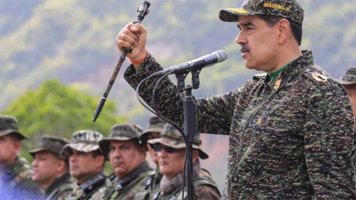 Maduro em Uniforme Militar: Pronto para Defender a Venezuela
