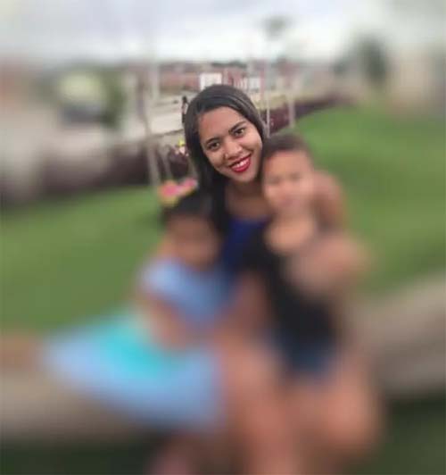  Jovem que escapou de relacionamento abusivo é executada durante o sono com os filhos pequenos
