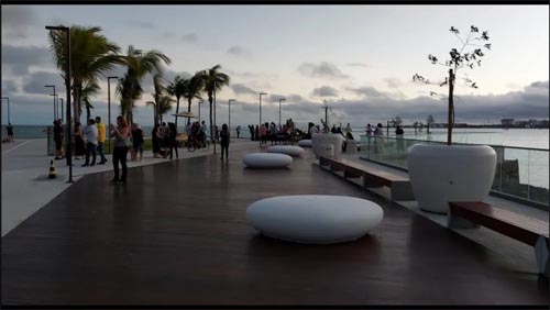 Homem cai do Marco dos Corais na Ponta Verde e é resgatado pelo Corpo de Bombeiros com escoriações e cortes.