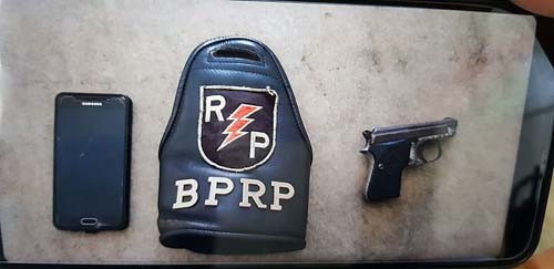 Policial à paisana troca tiros com suspeitos de assalto no Centro; um foi preso