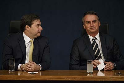 Bolsonaro pergunta sobre Collor em bilhete entregue a Rodrigo Maia durante evento na PGR