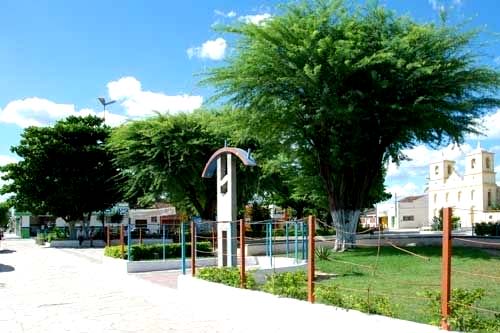 Quadrilha invade agência do BB, troca tiros com a PM e faz filha do prefeito refém