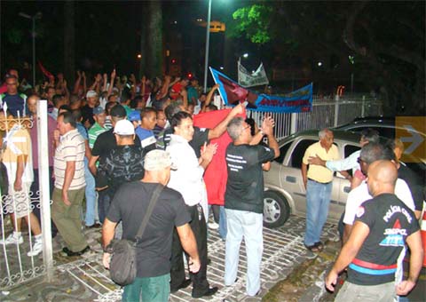 Manifestantes derrubam cerca, atiram bombas e suspendem sessão na ALE 