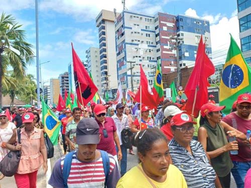 Manifestantes fazem passeata na orla em comemoração ao Dia do Trabalhador